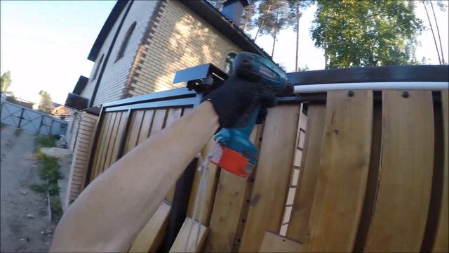Обшивка откатных ворот снаружи доской из лиственницы на саморезы. Забор 78. смотреть онлайн