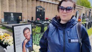 за тысячу вёрст: поклонники на могиле Юрия Шатунова / Троекуровское кладбище сегодня 15 мая 2024 год