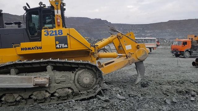 Komatsu D475A рыхление скальной породы.