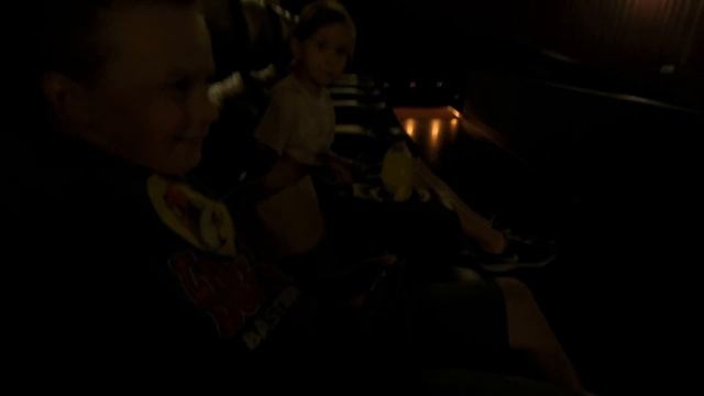 Бесплатные поделки в HOME DEPOT/В кинотеатр с детьми/In-N-Out Burger/Starbucks/отдых на озере Travi смотреть онлайн