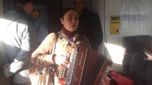 БОЛЬШОЙ ТАЛАНТ В ЭЛЕКТРИЧКЕ ПОЕТ Арина и Регина слушают как, Цыганочка красиво поет