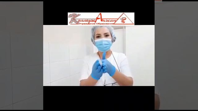 Сборка шприца одноразового применения.  Набор лекарственного средства из ампулы.