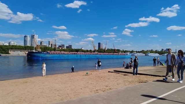 Банкир не мог найти утечку денег... А решив проследить за уборщицей со странным свертком, вздрогнул смотреть онлайн