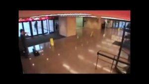 Джошуа Белл играет в метро