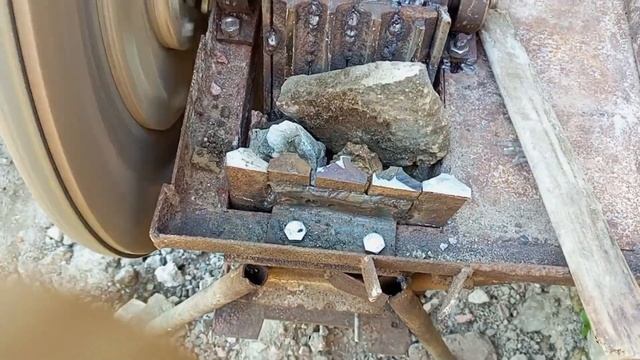 Работа самодельной щековой дробилки от электродвигателея