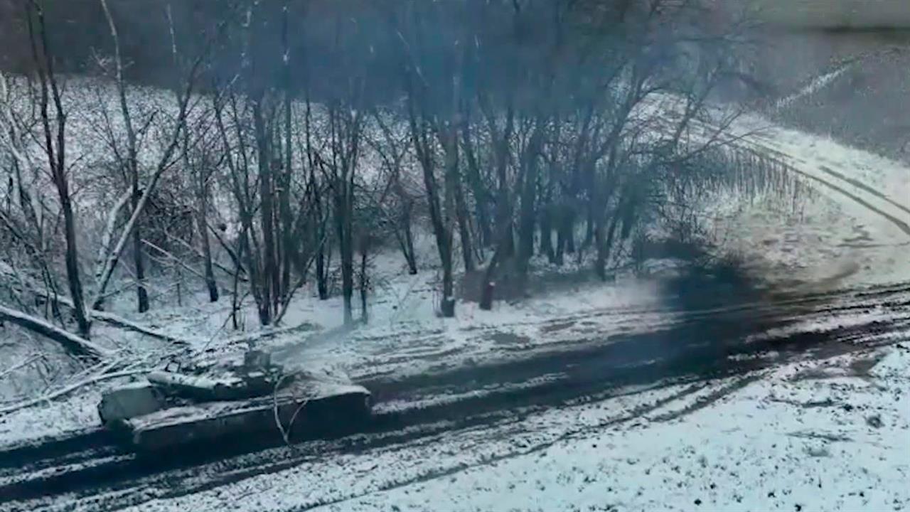 Укрепленные позиции украинских националистов и бронированную технику уничтожают российские танкисты