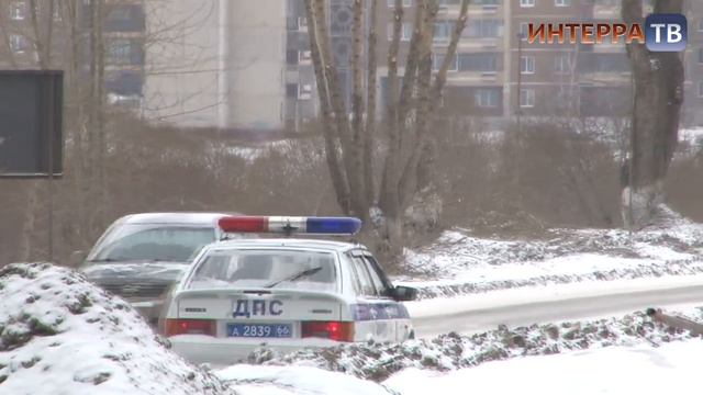 Деревья покрасили в красный цвет