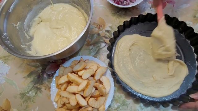 Идеальная ,,Шарлотка,, пирог с яблоками и вишней . смотреть онлайн