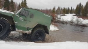 вездеходы Зырянин вплавь через весеннюю речку.