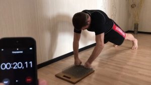 Стойка на кулаках в упоре на доску с гвоздями