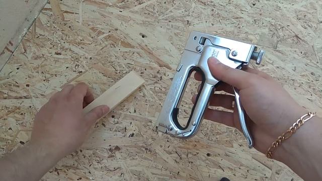 СТРОИТЕЛЬНЫЙ СТЕПЛЕР | КАК ПОЛЬЗОВАТЬСЯ смотреть онлайн