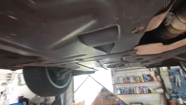 БМВ е92 320d. Делаем технический осмотр. Замена датчика АБС. смотреть онлайн