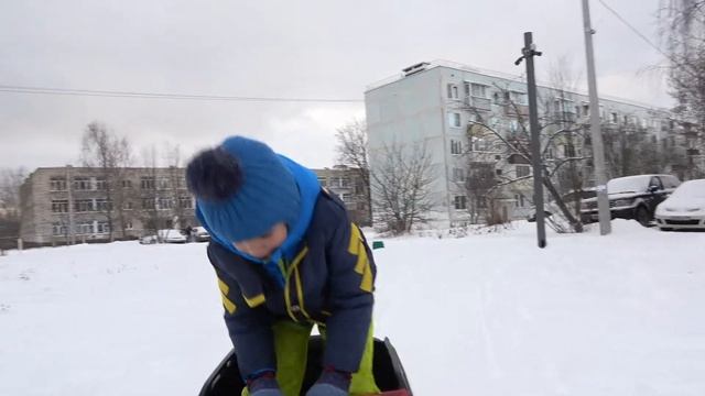 Андрей катается на полицейской машинке по снегу Детский Влог