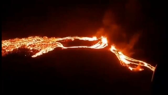 Мощное извержение вулкана в Исландии