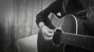 девушка классно поет под гитару