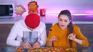 Ищем ОДИН M&Ms в 1000 Skittles! Кто быстрее найдет ЧЕЛЛЕНДЖ ? Эльфинка