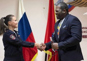 Профессиональному боксеру Кевину Джонсону вручен паспорт гражданина Российской Федерации