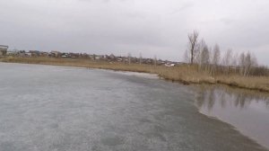 Вечерняя рыбалка на МИСТИЧЕСКОМ ОЗЕРЕ! Лёд таит под ногами! Ловля на мормышку, безмотылку, ШАРАГУ!