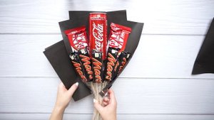 Подробная инструкция создания сладкого букета из шоколадок для начинающих I Букет для парня