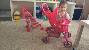 Распаковываем коляску Buggy Boom. Как Мама катает пупса в коляске.