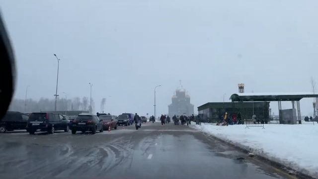 Бесплатная парковка парка Патриот в Москве (людей тьма, свободных мест мало)