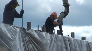 Укладка керамзитобетона в несъемную опалубку " TeploPad" компании КСК с готовым фасадным декором.