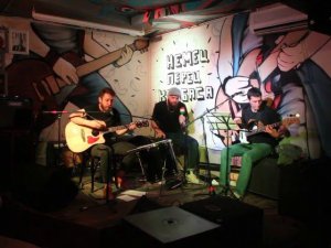 23 Сидя на белой полосе Майк