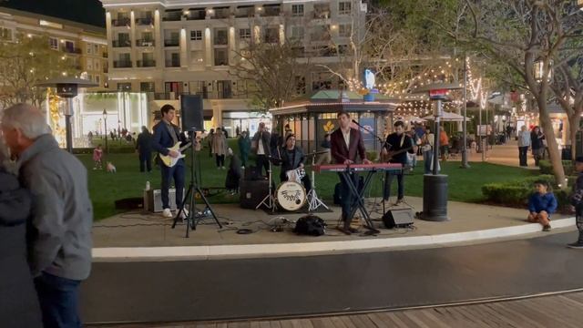 Музыкальная атмосфера в торговом центре "The Americana at Brand". Глендейл, Калифорния смотреть онлайн