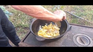 ЧУДО ПЕЧЬ на дровах. Жарит картошку в казане.