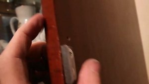 Замена мебельного замка в двери шкафа. Регулировка под запорную планку. Используемые материалы