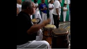 Mestre Mintirinha toca atabaque ao vivo na roda de capoeira no Batizado do Grupo Terra Firme.