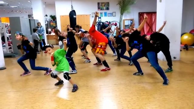 Тренировка по хип хоп . УРОК ПО ХИП ХОП БАЗА . А.Т.О.М. Dance HIP-HOP ШКОЛА в Севастополе смотреть онлайн