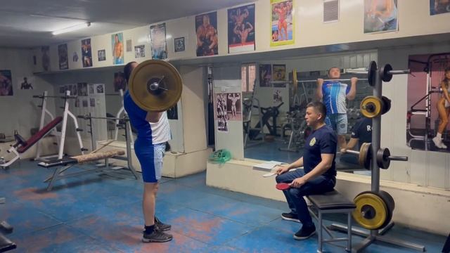 Подъем штанги на бицепс стоя смотреть онлайн