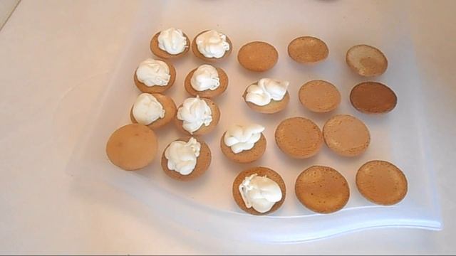 Маленькие бисквитные пирожные(без выпечки) с нежным сливочно-творожным кремом.