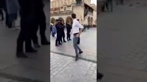 Парень - танцор-виртуоз!!!! Как замечательно танцует, как будто скользит по земле!!!! Сууупер!!!