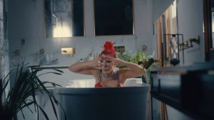 Hande Yener - Benden Bir Tane Daha Yok (Official Video)