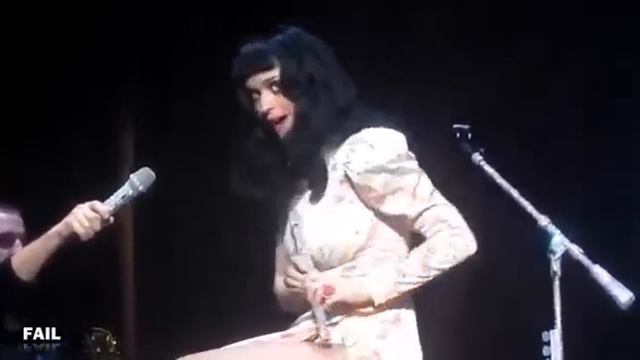 поет под фанеру смотреть онлайн