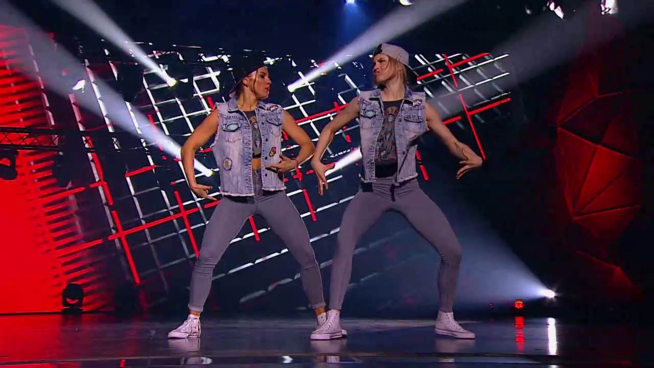 Uzun boyli basketbolchilarning porno fotosuratlari