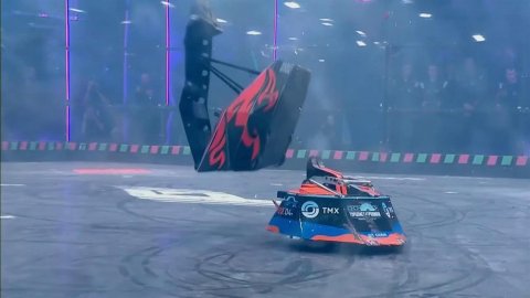 Сражение машин, соревнование инженеров - финал битвы роботов на "Играх будущего" в Казани