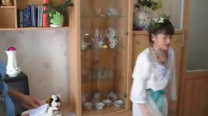 Бабушка и внучка поют частушку)))