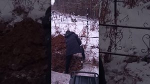 Копка могилы зимой с отбойным молотком