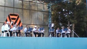 В городском саду играет духовой оркестр