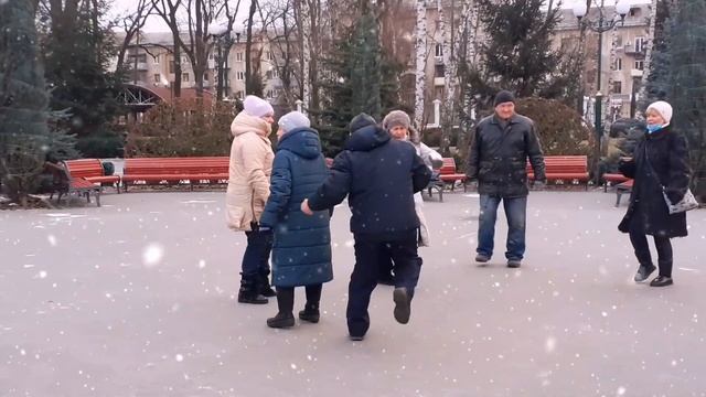 СНЕГ!❄??/ТАНЦЫ В ПАРКЕ ГОРЬКОГО ХАРЬКОВ ФЕВРАЛЬ 2021 смотреть онлайн