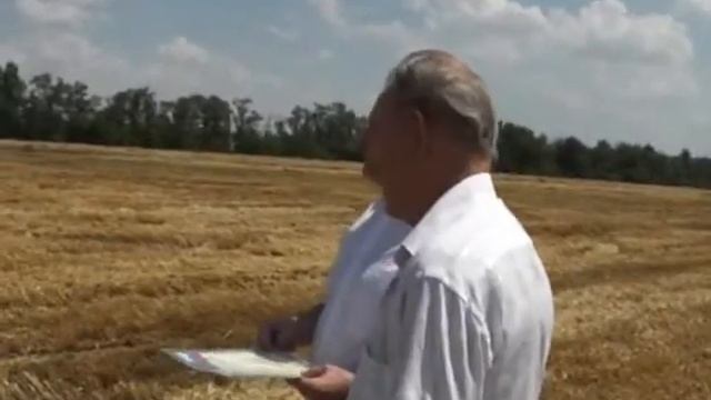 Вручение грамот передовикам уборки в Зерноградском районе смотреть онлайн