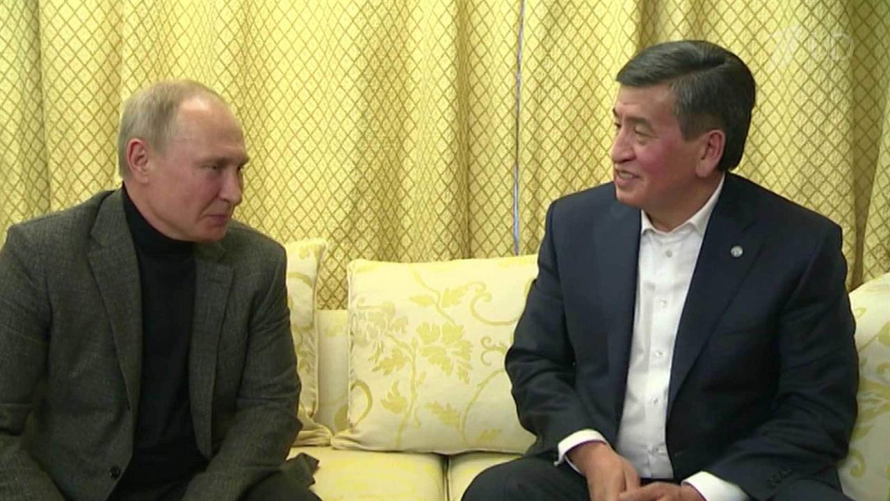 Пресс-служба Кремля опубликовала кадры встречи Владимира Путина с президентом Киргизии Сооронбаем...