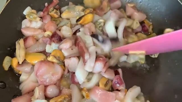 Легкий салат с айсбергом и морским коктейлем. смотреть онлайн