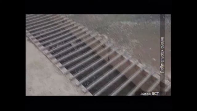 Решётка водоотводного лотка на улице Снежной в Братске теперь не опасна смотреть онлайн