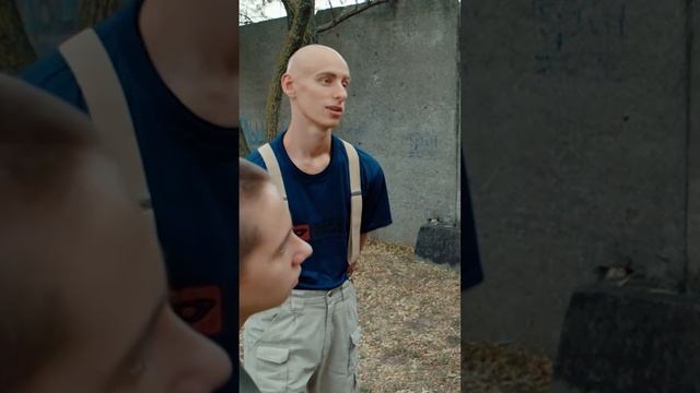 Попросил скинхедов помочь
