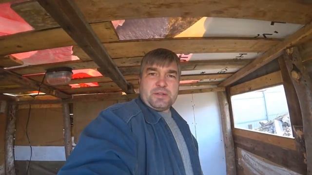 ПОИЛКА ДЛЯ КУР СВОИМИ РУКАМИ. ЗАСЕЛИЛИ КУРЯТНИК.
