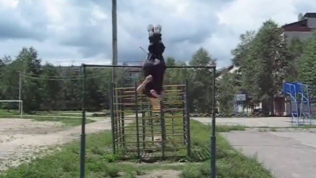 Турник. Соскок из упора оборотом вперёд смотреть онлайн